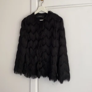 Zara Bolera  - Svart Bolero från Zara med fransar. Oanvänd. Storlek s.