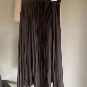 Vadlång svart plisserad kjol i storlek 36. Använd ett fåtal gånger. Skickas mot fraktkostnaden. Kan mötas upp i Linköping 