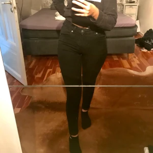 Jeans  - Svarta jeans från cheap monday i storlek 26/27, byxorna är ganska tighta men det är mycket stretch i dem. Byxorna är bara använda ett fåtal gånger.                                                            Nypris:399, mitt pris:175