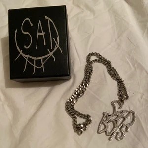 Yung Lean Sadboys Halsband  - Officiellt SBE halsband köpt från deras hemsida. Slutsålt och väldigt svårt att få tag på! Därav högt pris, men kan tänka mig att förhandla lite. Buda i kommentarerna! Några små saknas, se sista bilderna, men märks knappt! Köparen står för frakten 👯‍♀️🔥