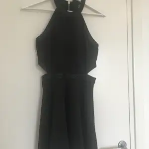 En fin svart klänning från forever 21 i storlek 34. Använd ytterst sällan. Den är i fint skick. 