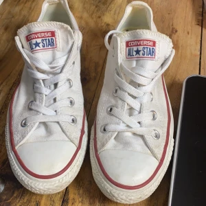 Converse storlek 36,5 låga - Hej, säljer vita låga converse storlek 36,5 😍 samfraktar gärna ❤️