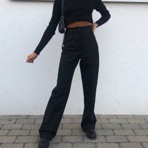 Kostymbyxor - perfekt svarta kostymbyxor🖤 köpta secondhand! står ingen storlek i men skulle tro S/36! Säljer då de är för stora för mig (håller in dem där bak). de är som nya✨✨✨