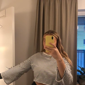 Croppad långärmad - Så fin randig croppad långärmad tröja! Storlek 38 men passar 34/36 🤍
