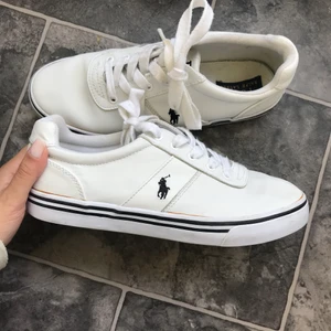 Ralph Lauren sneakers  - Vita sneakers från Ralph Lauren, äkta såklart! Använda max 3 gånger, men fortfarande lika fina och i fint skick! Material: skinn! Dm för mer. Säljs för 400kr