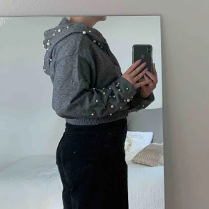  - Jättemysig hoodie från Zara, pärlor på slutet av ärmarna och på luvan. Använd ett par gånger och köpt för kanske 2 år sedan🥰kontakta för fler bilder  köparen står för frakt 