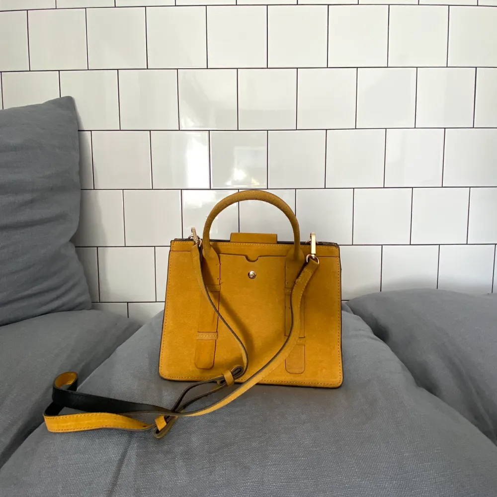 Liten väska från Zara, 35x20cm. Perfekt men 4 olika fack som delar upp väskan och håller ordning och reda!😋 (kan mötas upp i Stockholm, även frakta - köparen står för frakten). . Väskor.