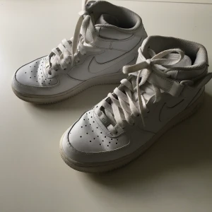 höga Nike air force 1 strl 38 - Säljer mina höga vita Nike air force 1 i strl 38 för att jag råkade köpa en för liten storlek, syns att de är lite använda men annars fint skick på dom;) 450kr eller bästa bud