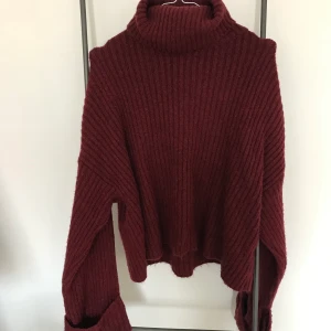 Stickad polotröja - Vinröd stickad polo från Gina Tricot. Perfekt höst och vinterplagg! Tröjan är i fint skick. 