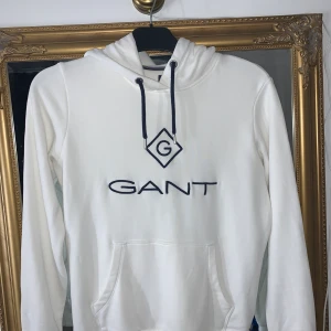 Gant-hoodie - Säljer min fina gant hoodie som är i fint skick och knappt använd . Storlek XS men passar även S🤍