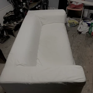 Soffa  - Sittbredd: 140 cm. Längd ut från väggen: 90 cm. Total bredd 180 cm. 