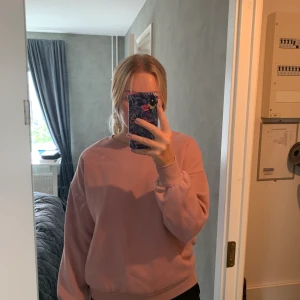 Sweatshirt - Säljer denna supersköna sweatshirt från new look! Den är lite oversized, vilket är mycket snyggt. Älskar passformen, men säljer pga inte riktigt min färg :( Perfekt till hösten då den är lite varmare. 