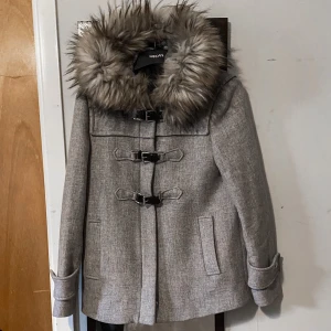 Jacka från Zara - Jacka från Zara i mycket bra skicka. Använd under en vintersäsong. Väldigt fin och bekväm jacka. Sitter inte åt. Priset kan diskuteras vid snabb affär.