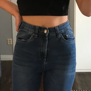 Mörkblåa jeans - Mörkblå från Kappahl i storlek 34 men passar nog 36 också😚 lite slitna där bak men feta syns inte så väl