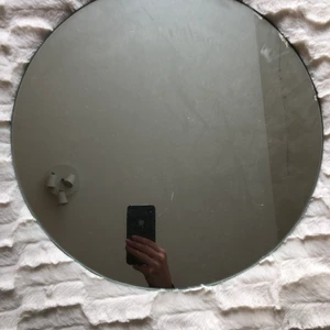 Rund spegel!  - Fint skick! 40cm bred 