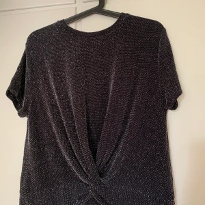 Glittrig fest tröja - Assnygg och skön tröja från bikbok. Har en liten lös tråd men det syns inte så mycket. Frakt ingår i priset! (Rökfritt och djurfritt hem) 