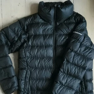 Peak Performance jacka - En varm puffig vindbrytare från Peak Performance! Toppskick. Har vuxit ur den i ärmarna så jag skulle rekommendera en S/M att ha denna, trots att det står L. Obs ingen luva!!