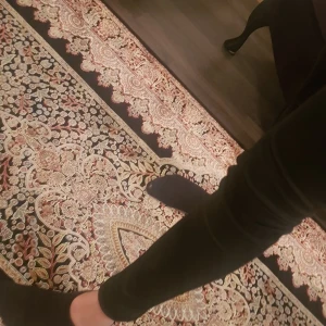 Svarta jeans  - Säljer svarta jeans som sitter jätte bra, färgen är jätte svart inget har tappats. Säljer pga ingen användning.❤