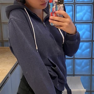 H%M  zip hoodie  - Jättemysig hoodie från h&m, inga skador överhuvudtaget. Kommer inte ihåg när jag köpte den. Är alltid öppen att diskutera både pris och byten. Skriv provat för mer info🥰🥰🥰( priset för frakt som är angivet där nere brukar oftast inte vara exakt samma)