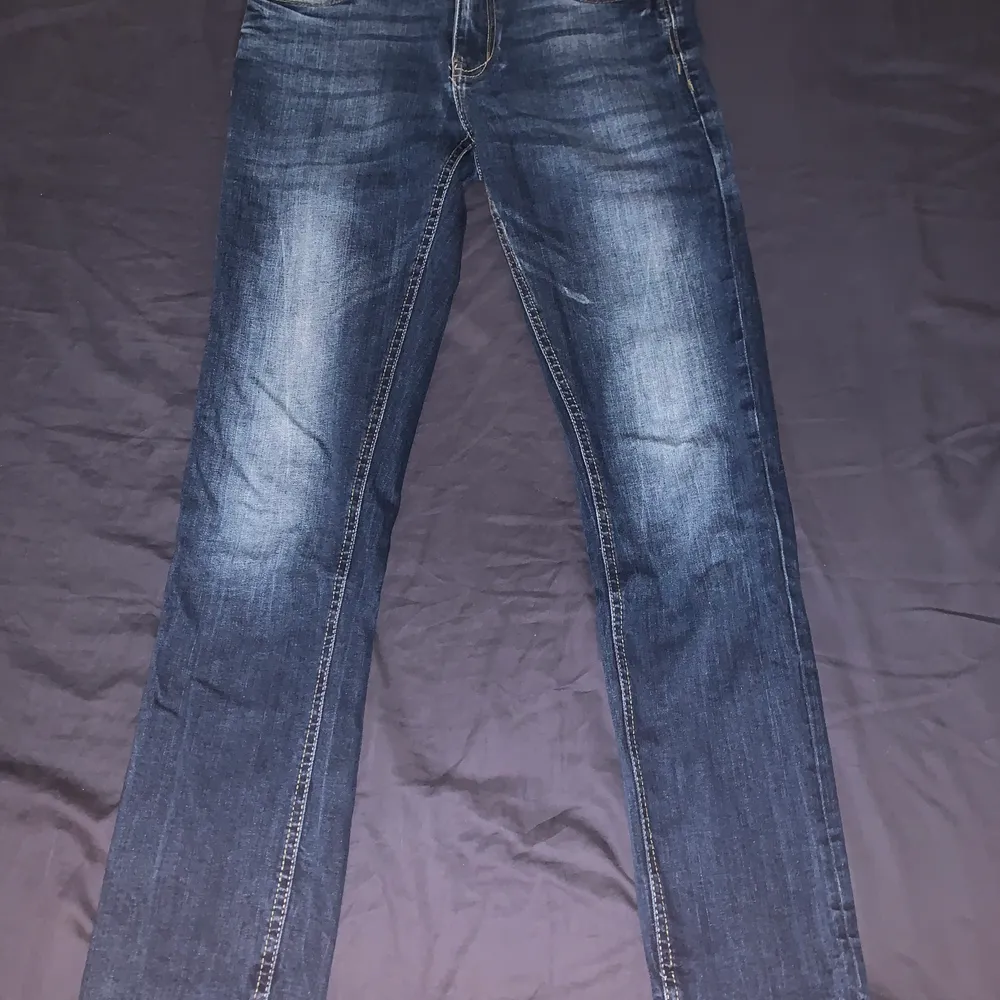 Ett par blåa slim fit jeans från märket Springfield köpta från Lanzarote säljes för 100kr.. Jeans & Byxor.
