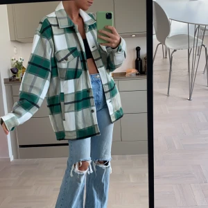 Oanvänd rutig jacka  - Frakt tillkommer. Högsta budet 320 + frakt. Skickas till högsta budet imorgon! 