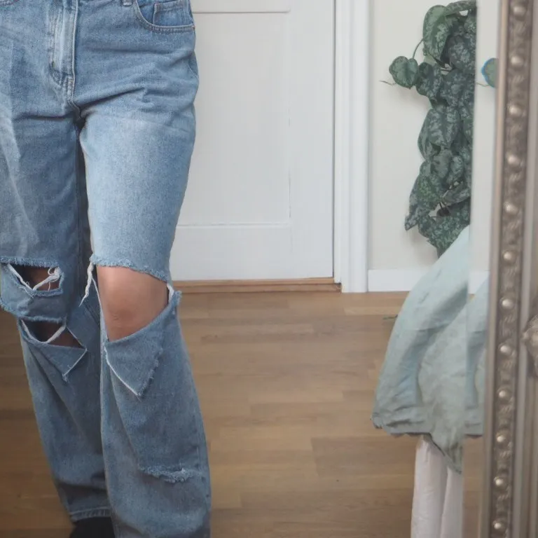 Blåa jeans från Prettylittlethings. Trendiga. Passar på mig som är 170cm. . Jeans & Byxor.
