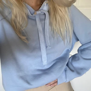Mjukblå hoodie, superfin färg ✨ - I perfekt skick! 50 kr frakt 💕 storlek L men jag har xs!