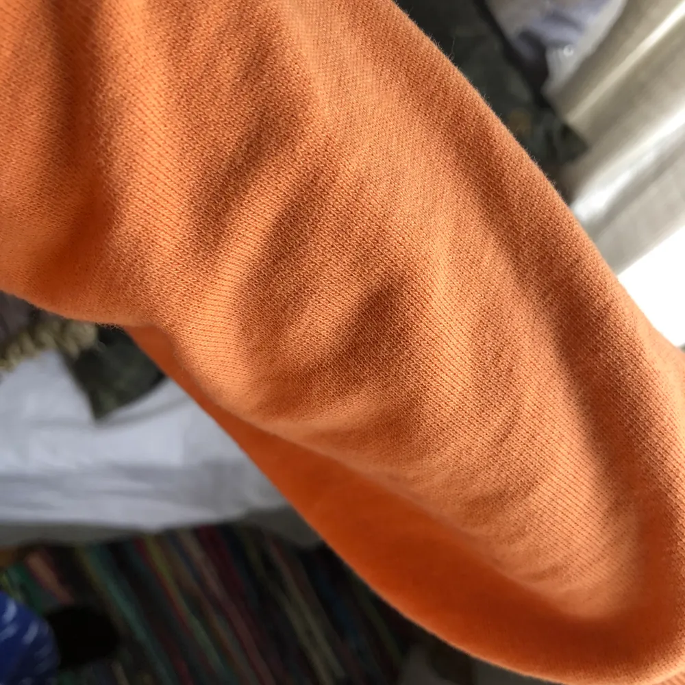 En orange mysig sweatshirt ifrån gina tricot🍄 säljer pga att den inte kommer till användning🐮. Tröjor & Koftor.