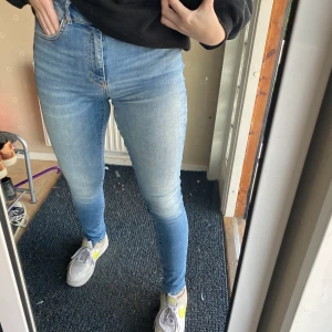 Bikbok jeans - Här har vi mina fina slim jeans från bikbok. Säljer då jag råkade köpa likadana för nåt år sen. Men varken använt dessa något. Storleken är M  men även en small kan ha de. Jag gillar dessa och den är hur enkla att styla upp. Nypris 599kr. Jag tänker 250 Obs. Köpt är köpt. Och jag står inte för postenslarv.  Hör av er om frågor!