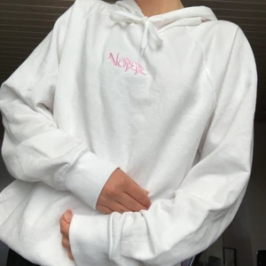 Vit hoodie🤍 - Vit nu hoodie från ett UF💓Märket heter Norr och går tyvärr inte längre att köpa💞Storlek: S/M            Köptes för ca 500kr, broderat märke☺️Endast andvänd en gång💙Buda gärna i kommentarerna