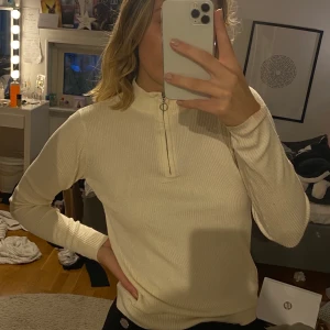 Tröja - dragkedja  - Ursäkta mitt rum!😒🥰 Vit cool tröja ifrån Vero Moda. Älskar, men har dubbelt av denna. 