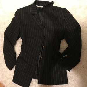 Kavaj - Cool kavaj med knappar och snyggt randigt mönster. Står inte strl men S/M. 40kr 