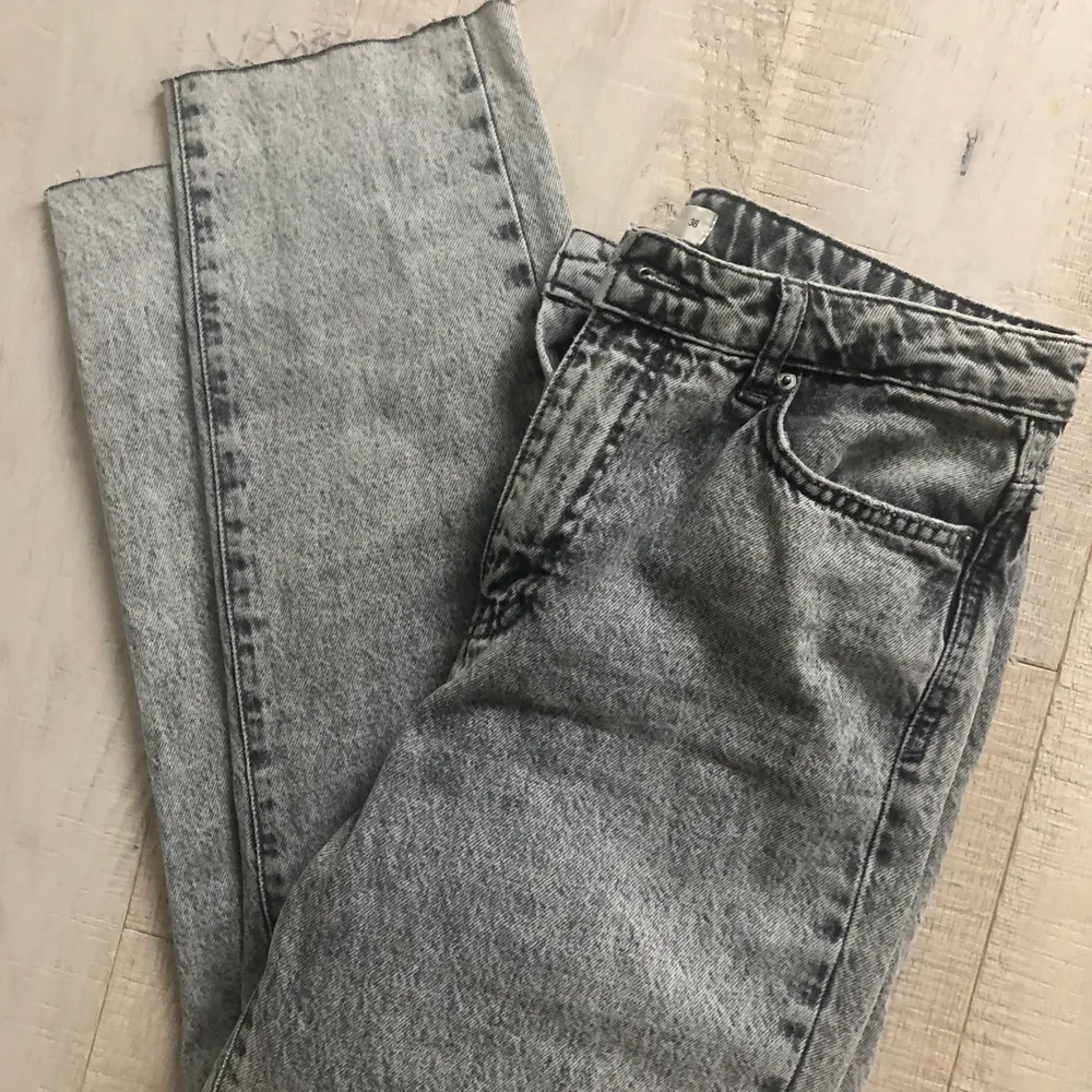 Grå jeans storlek 38 från gina! Mom modell. Jeans & Byxor.