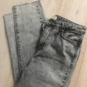 Grå jeans  - Grå jeans storlek 38 från gina! Mom modell
