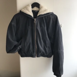 Jeans bomber  - Bomber jacka i grå jeans med fluffig luva. Använd 1 gång 