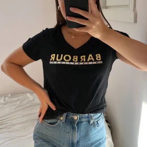 Barbour tröja - Äkta barbour tröja med snyggt tryck, köpt på johnells för 500kr men säljer eftersom den inte används, helt oanvänd. Sitter bra på mig som brukar ha S. Köparen står för frakt (+40kr)💕