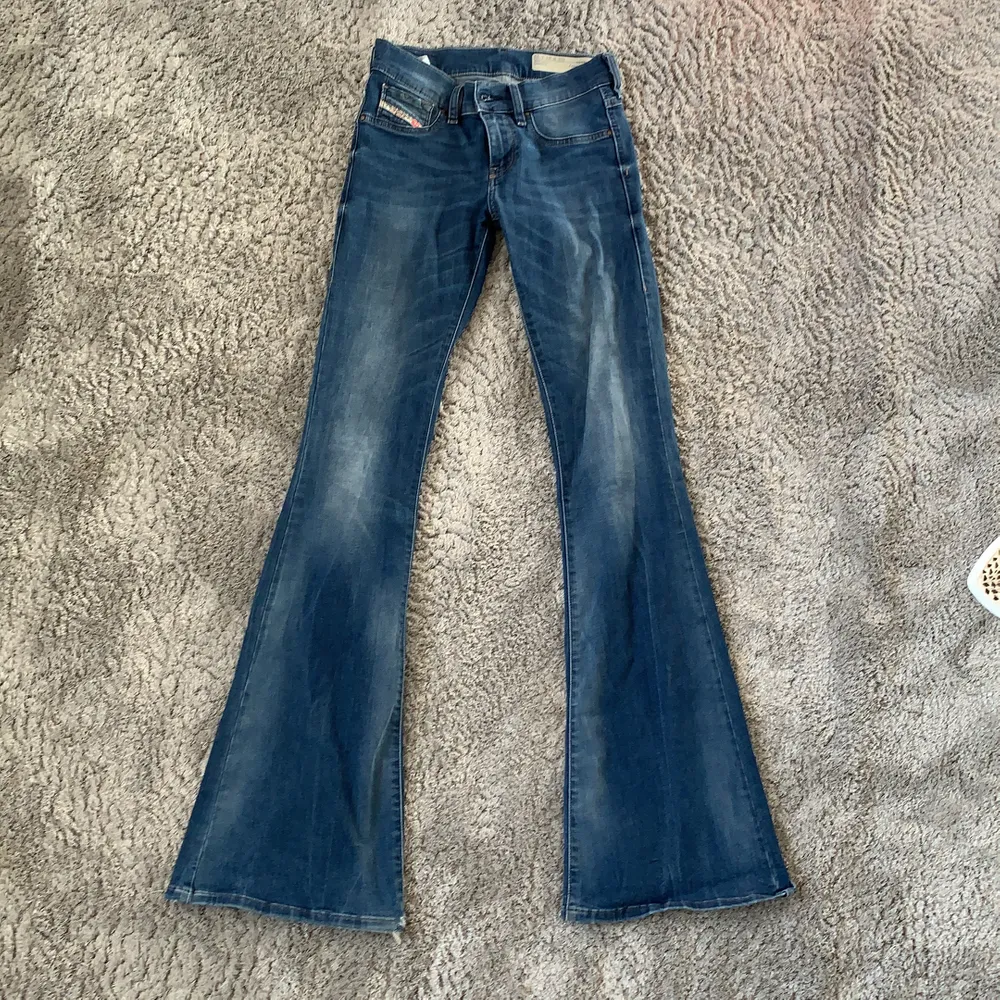 Ett par skit snygga tajta flare jeans i storlek 32 från Disel! Lite slitna nere vid fötterna pga av att dom är  långa. . Jeans & Byxor.