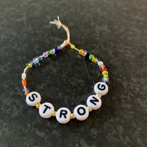 Personliga armband - Nu får du chansen att köpa ett personligt tillverkat armband. Du bestämmer själv text på armbandet. Det enda du behöver göra är att ge mig ditt handledsmått. Bestäm också färg på pärlorna. Svart/ vit/ guld/ silver, eller blanda hur du vill.