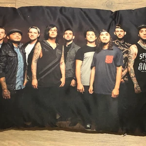 Kuddfodral Pierce the veil - GRATIS FRAKT! Lång Svart prydnadskudde med Pierce the Veil på båda sidor. Glansigt material. INNERKUDDE INGÅR INTE! Kontakta vid frågor angående mått eller annat :)