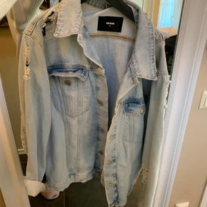 Jeans jacka - Super fin jeansjacka från bikbok. Använd fåtal gånger 