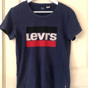 T shirt från Levis Strl S  - Snygg vintage t shirt från Levis. Strl S