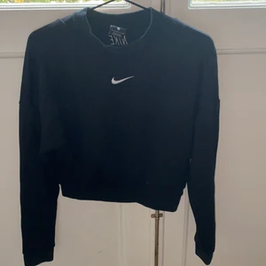 Svart Nike långärmad - Säljer denna snygga långärmaden från Nike. Svart, lite croppad men inte mycket med ett hål i ryggen! Storlek S! Säljer för 350 + frakt! 