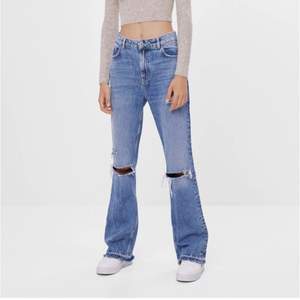 Dessa jätte fina,sköna o populära jeans från Bershka. Aldrig använt, helt nya. De är exakta samma modell på alla tre bilder men färgen på de jag säljer är ljusblåa som den sista bilden. Säljer i storlek 36 för 299kr ink frakt