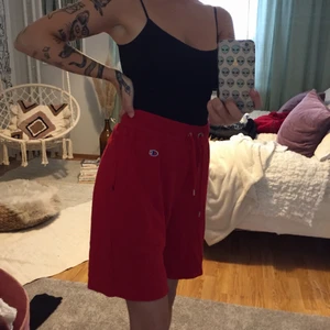 Shorts från Weekday - Röda mjukisshorts från Weekday i märket Champion. Strl S. Oanvända.