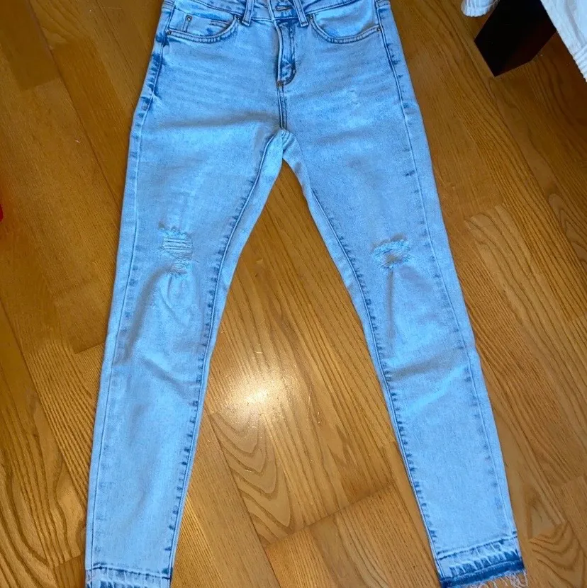 Ljusblå jeans från Zara i storleken 38. Använda endast 1 gång, nypris 359kr. Jeans & Byxor.