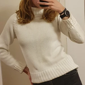 Vit stickad polotröja - En superfin stickad polotröja i tjockt vitt garn. Har haft den länge, men väldigt sparsamt använd. Inga upprepade maskor eller fläckar nånstans. Står L på plagget men passar också mig som vanligtvis har M. Skriv för fler bilder/frågor! :)