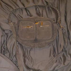 Noella väska - Säljer min gråa noella väska då jag redan har en svart och denna inte kommer till användning. Har använt den 2 gånger så i väldigt fint skick. Frakt inräknat i priset