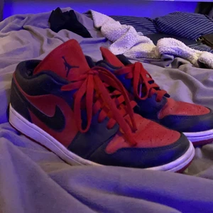 Jordan  - Säljer mina älskade Jordans som tyvärr inte kommer till användning längre! Snyggaste skorna som passar till allt. Det ända slitaget är på högra skon där de har skaft upp lite (se sista bild). BUDA i kommentarerna!🥰🥰🥰