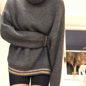 Stickad polo tröja - Härlig stickad hösttröja med mysig krage. Strl M. 70kr elr högst bud