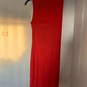 Knappt använd röd klänning med polo nacke, inte min typ av klänning, fick i present använt 3 gånger. Går till under knäna